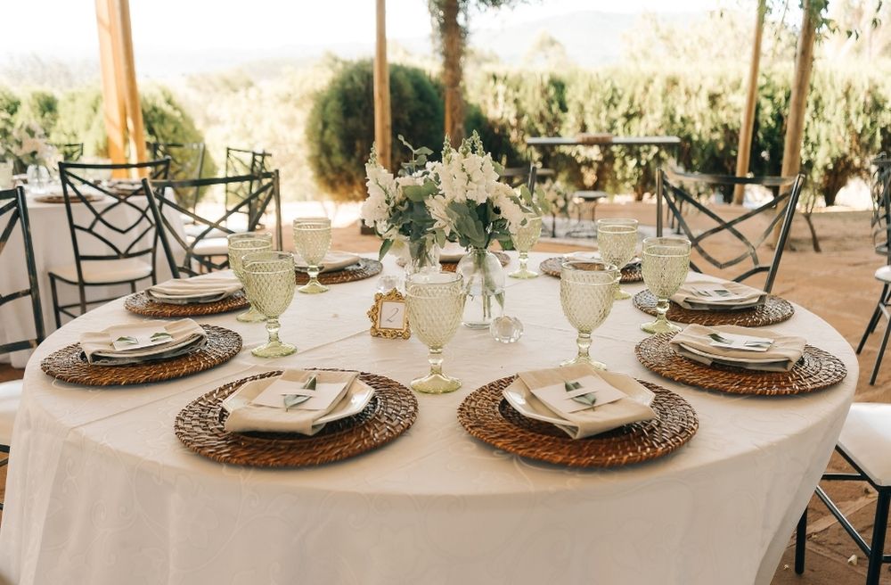 Identical place settings