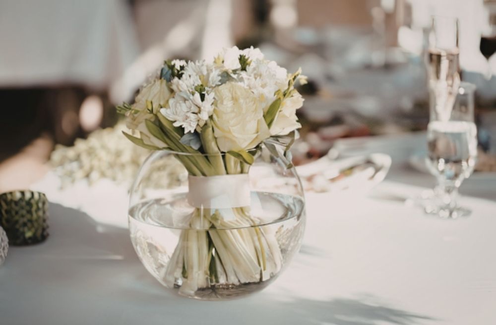 clear glass vase dining table