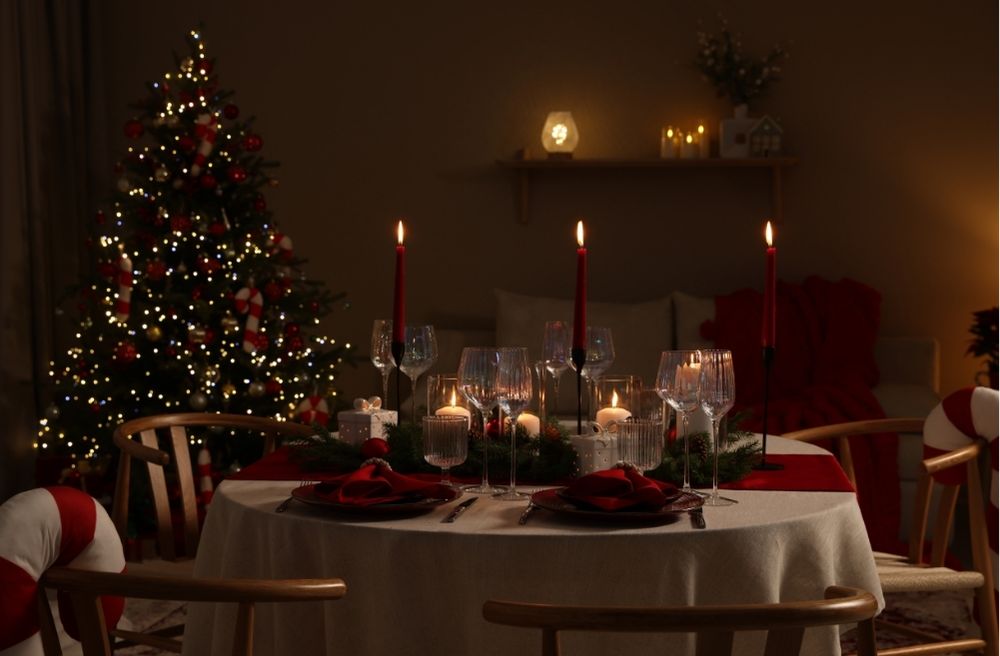 cozy Christmas dining room lighting