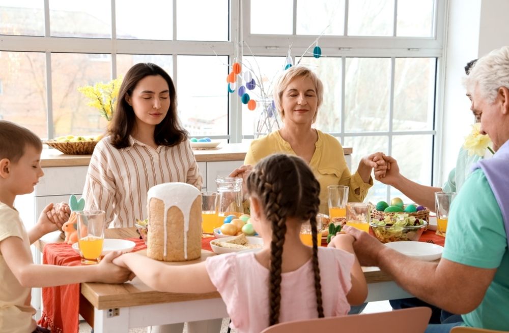 family praying before meal