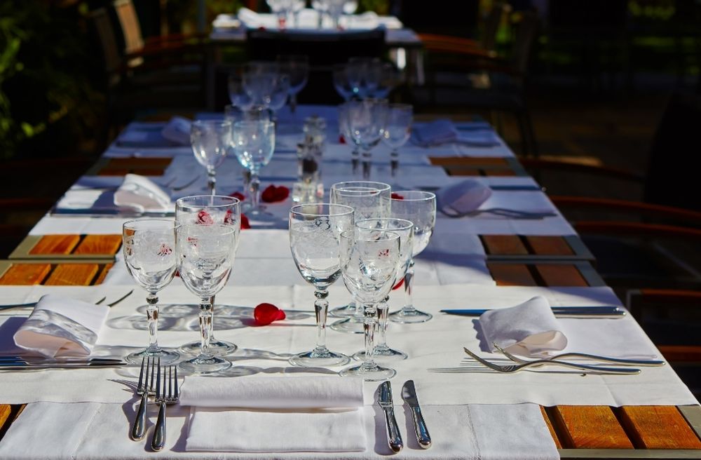 glassware dining table