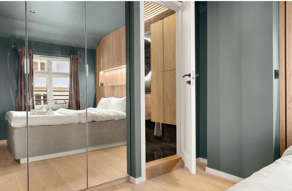 large mirror small bedroom