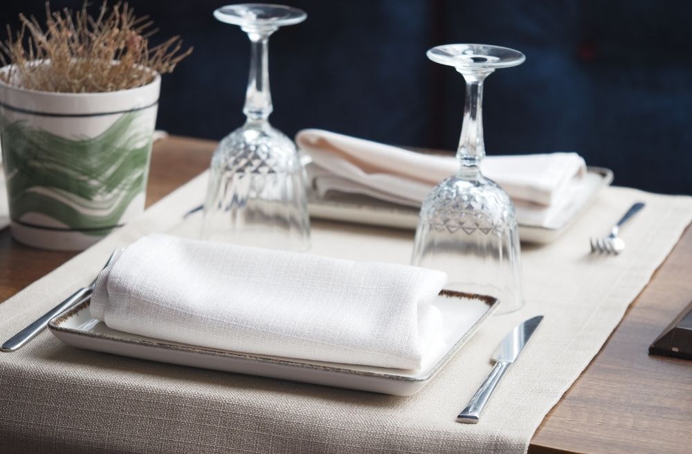 linen dining table decor