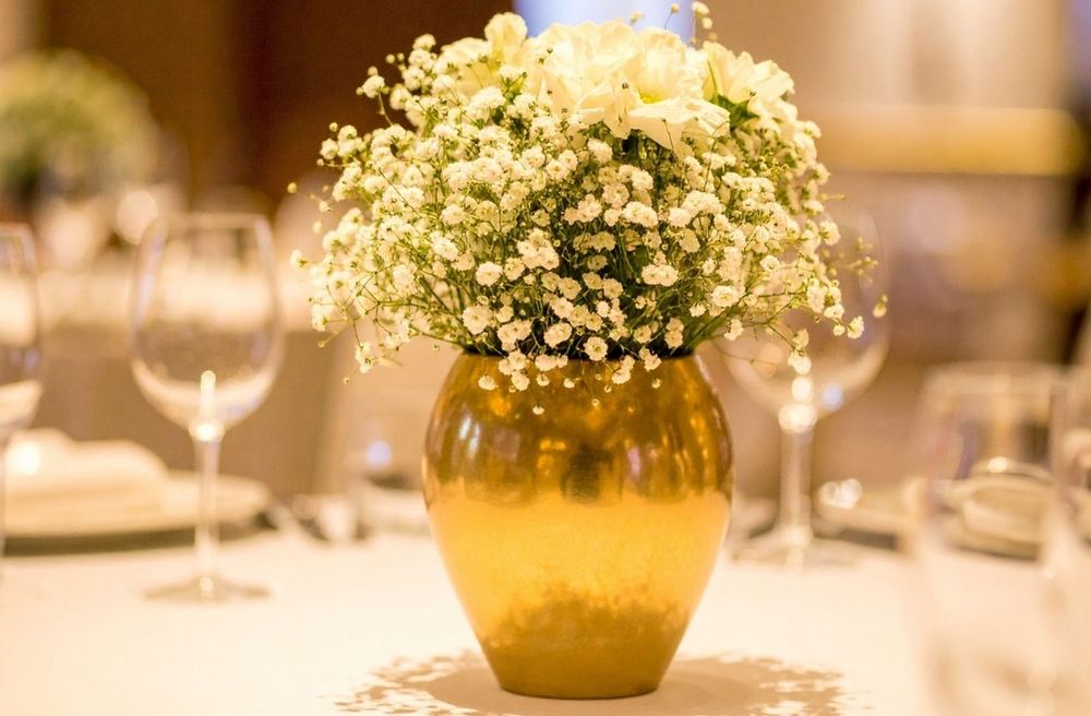 low floral centerpiece modern table