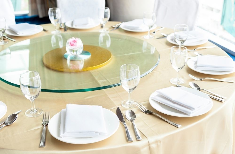 luxury minimalist table setting