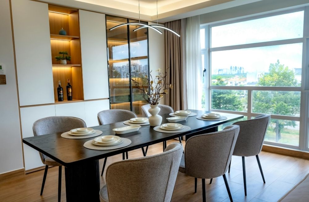 minimal luxury dining table