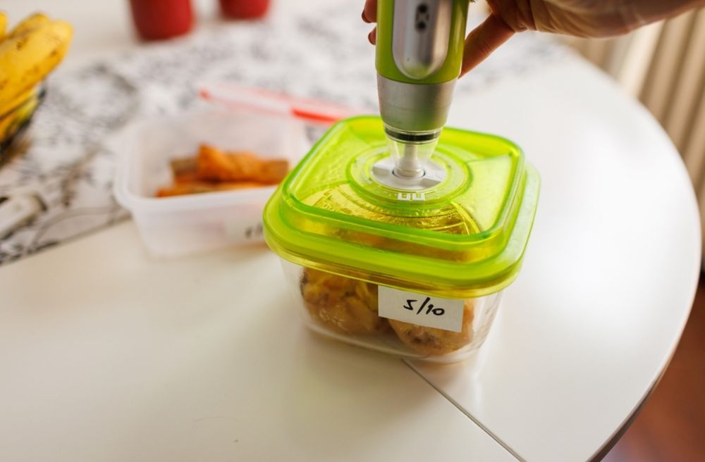 packing leftovers food containers