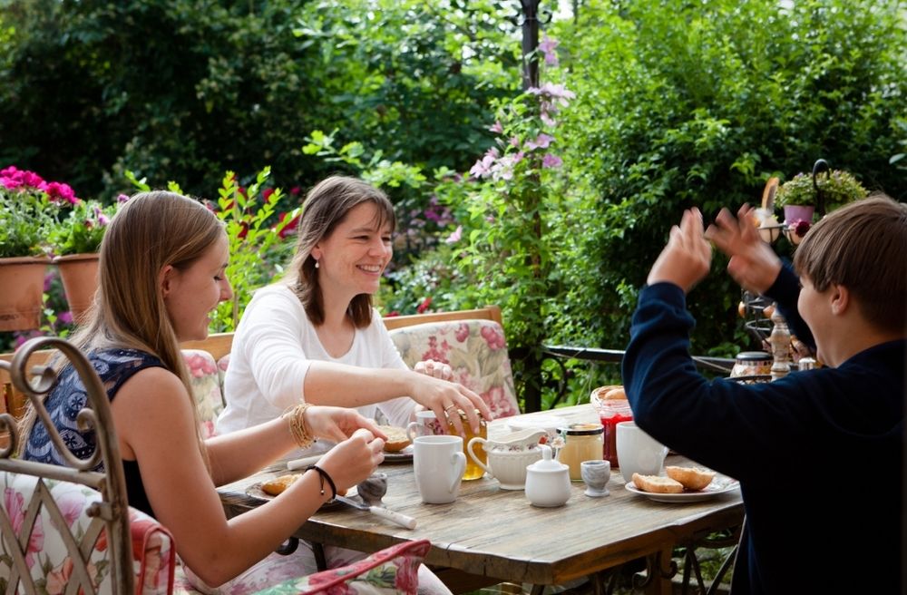 relaxed family brunch