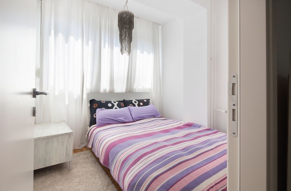 small bedroom furniture layout