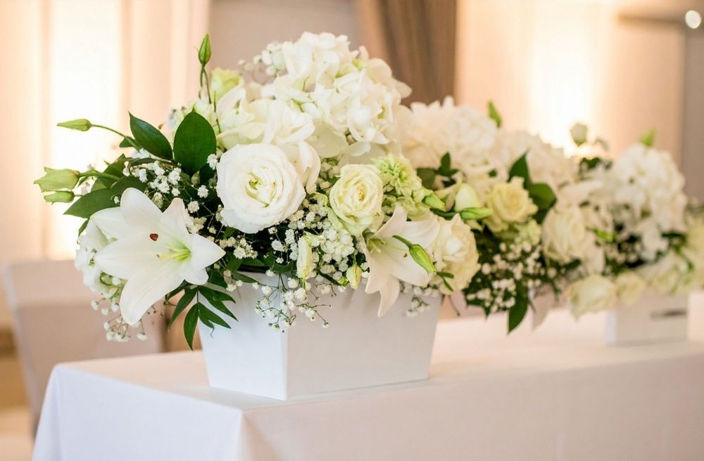 white seasonal flower centerpiece