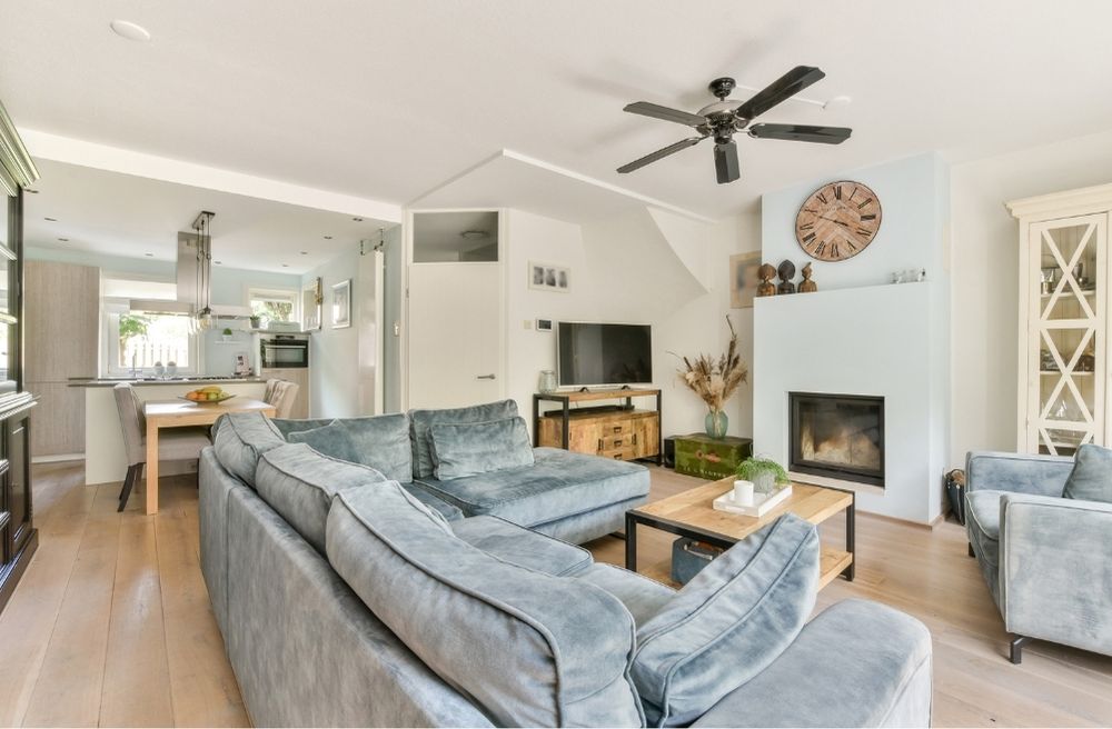 A clean, cozy and inviting living space with comfortable seating
