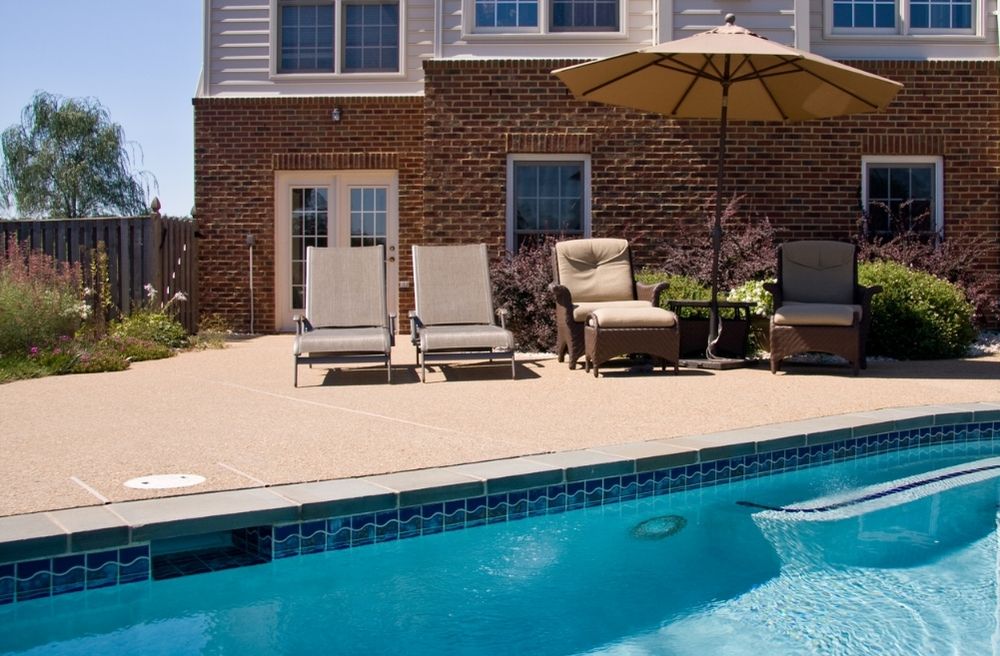 resort style backyard seating