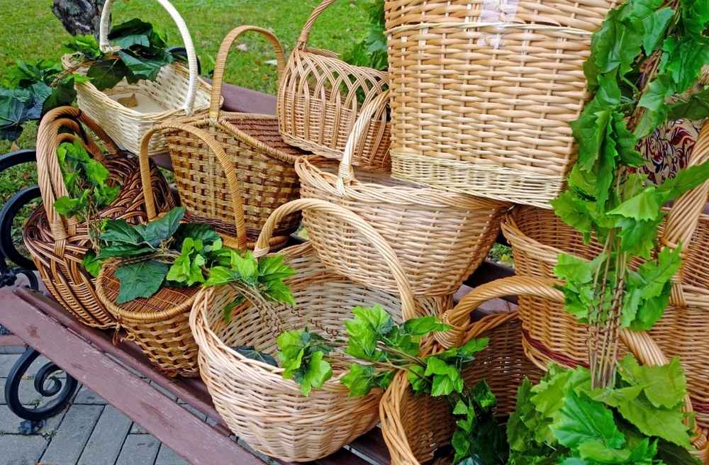 woven baskets table decor