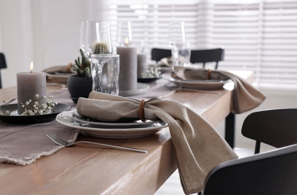 A beautiful minimalist dinner table decor