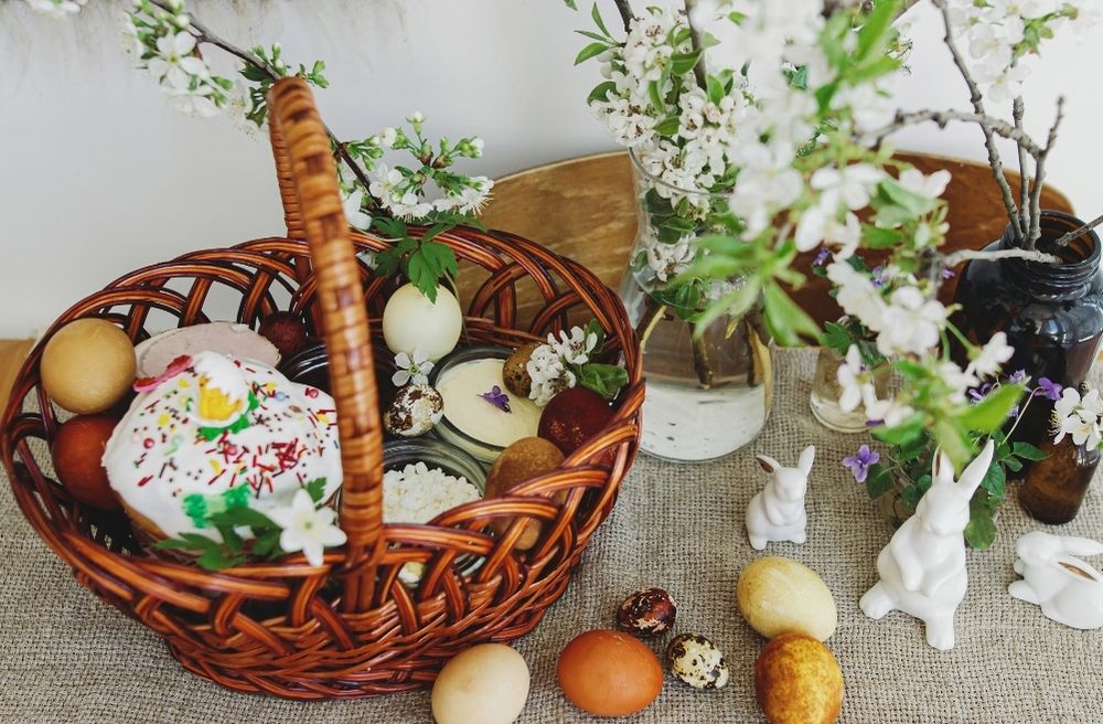 decorative basket entertaining table