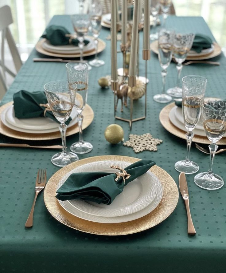 emerald green tablescape