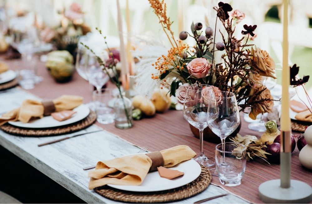 monochrome dinner table decor