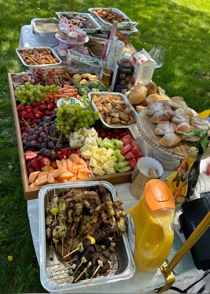 outdoor dinner buffet