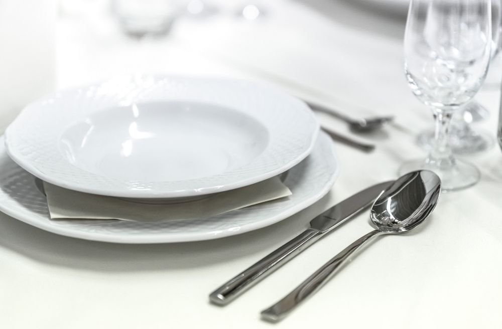 white dinner plates elegant table