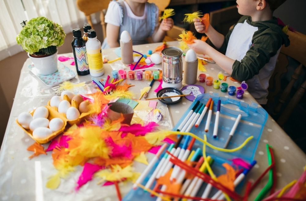 children craft family gathering