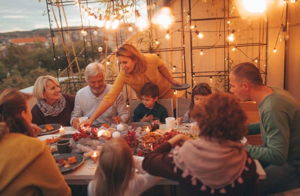 multigenerational family dinner