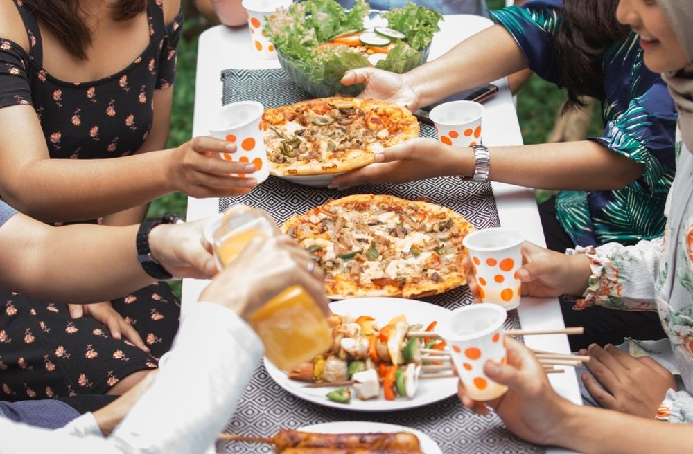 outdoor pizza party family